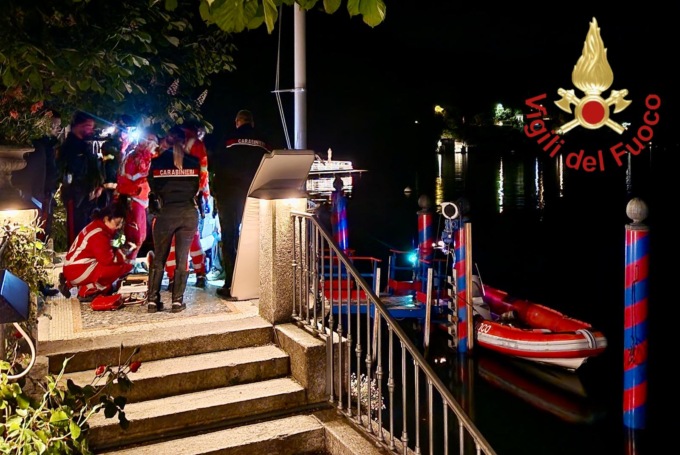 Scavalca la staccionata per tornare in albergo, ma finisce nel lago