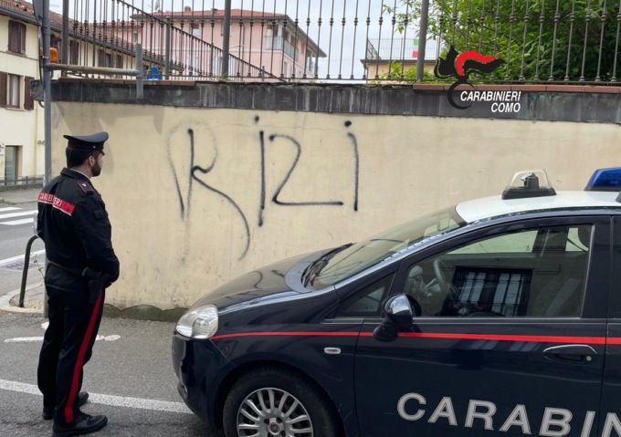 Deferito un 26enne pakistano per aver imbrattato il muro del cortile del Municipio