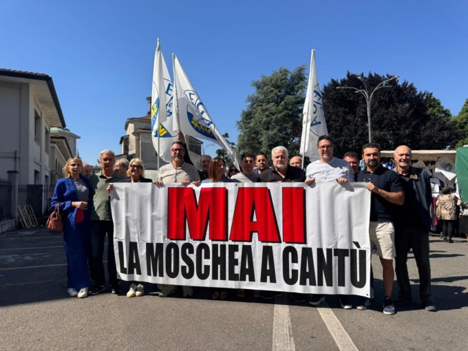 Gazebo della Lega, Molteni: “Mobilitazione contro la moschea”