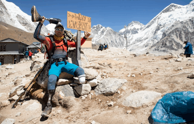 Nel 2022 andò sull’Everest dopo aver perso le gambe: “Ho ridefinito l’impossibile”