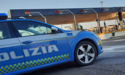 Rapinano un portavalori a Como, poi la fuga e lo schianto sulla A9