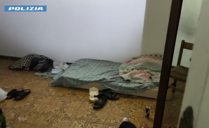Stabile occupato, degrado, droga e armi: otto denunciati