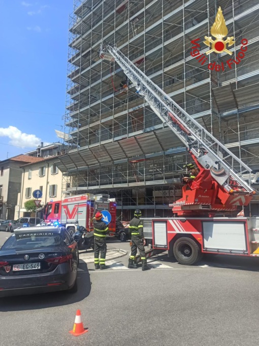 Gli operai lo vedono dalla finestra in difficoltà in casa e lanciano l’allarme