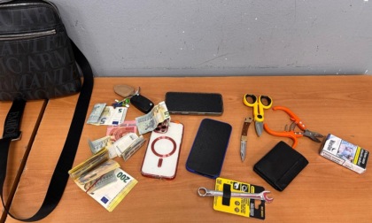 Rubano da un’auto oro e preziosi, poi la fuga: arrestati quattro uomini