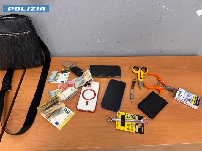 Rubano da un’auto oro e preziosi, poi la fuga: arrestati quattro uomini