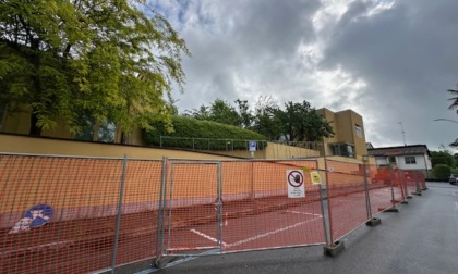 Cantiere fantasma, strada e parcheggi sono ancora occupati