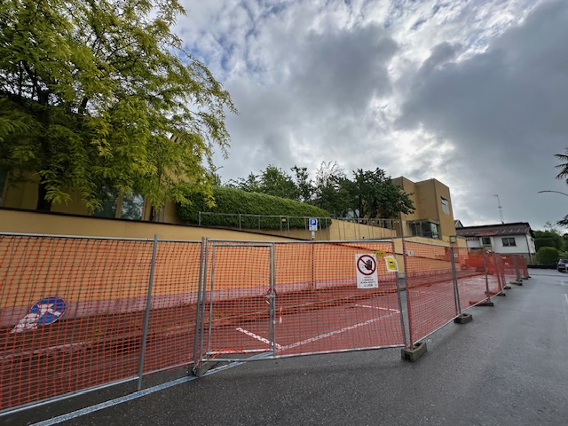 Cantiere fantasma, strada e parcheggi sono ancora occupati
