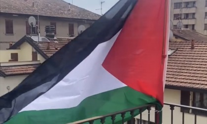 La bandiera della Palestina sventola sul Palazzo comunale