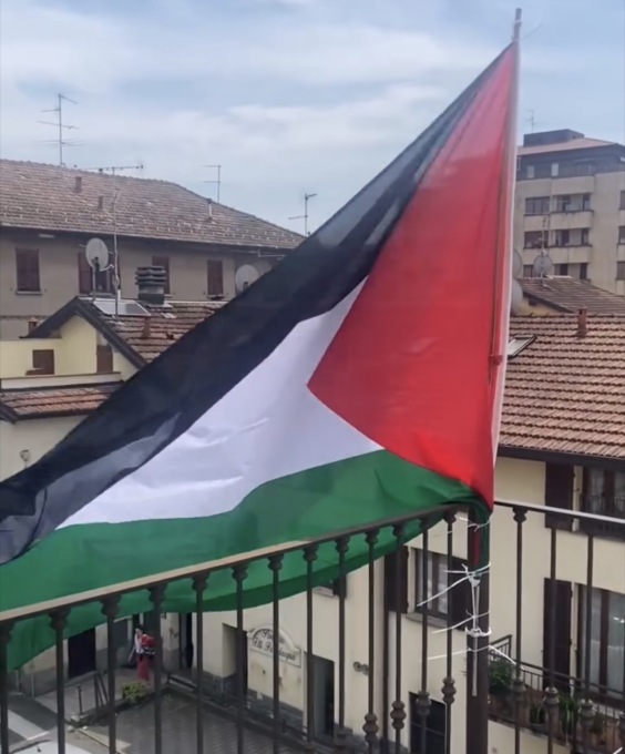 La bandiera della Palestina sventola sul Palazzo comunale