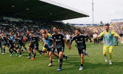 Il Como passa 0-1 a Parma: quinta vittoria di fila, è record