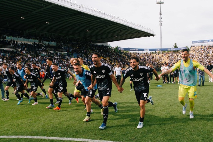 Il Como passa 0-1 a Parma: quinta vittoria di fila, è record