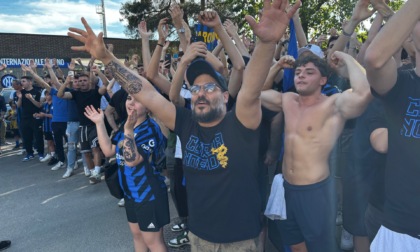 Protesta contro l'Inter per il caso biglietti: folla di tifosi e ultras fuori dalla Pinetina