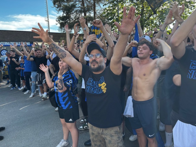 Protesta contro l’Inter per il caso biglietti: folla di tifosi e ultras fuori dalla Pinetina