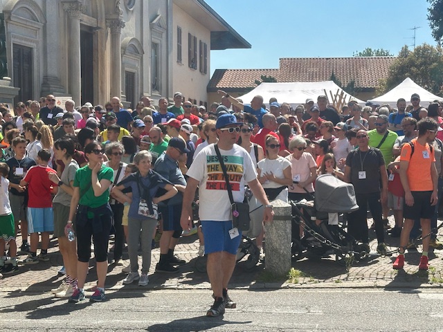 Più di 800 persone in marcia tra strade e boschi per la festa dell’oratorio