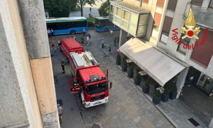 A fuoco il locale spazzatura: un uomo soccorso