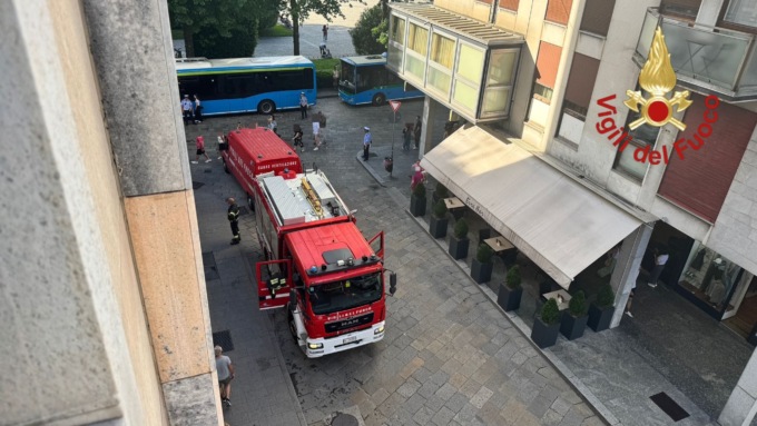 A fuoco il locale spazzatura: un uomo soccorso