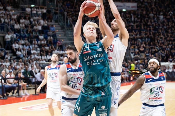 La Pallacanestro Cantù non chiude la serie e perde contro Bologna