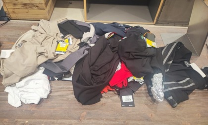 Ruba vestiti per più di mille euro, arrestata una 25enne