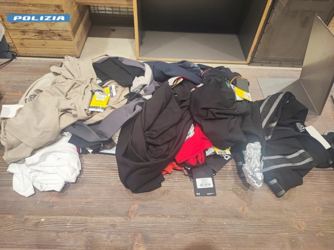 Ruba vestiti per più di mille euro, arrestata una 25enne