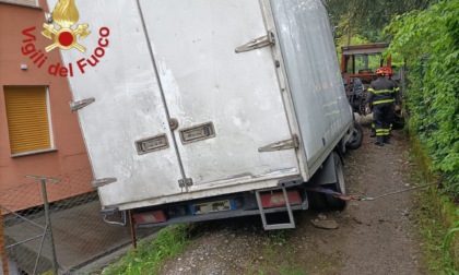 Furgone finisce fuori strada: intervengono i Vigili del fuoco