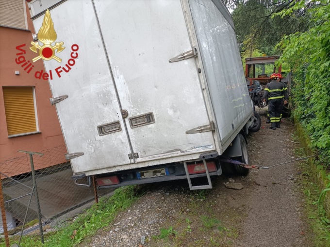 Furgone finisce fuori strada: intervengono i Vigili del fuoco