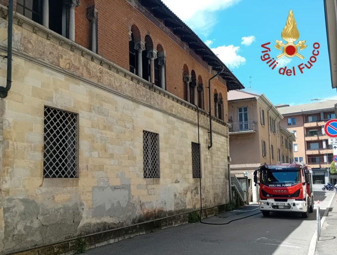 Incendio in via Barelli