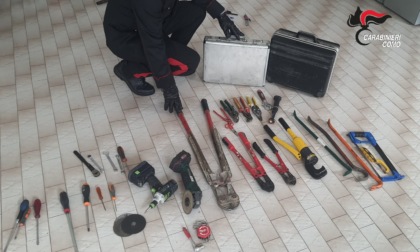 Auto rubata e oggetti da scasso a Bizzarone, sequestrati