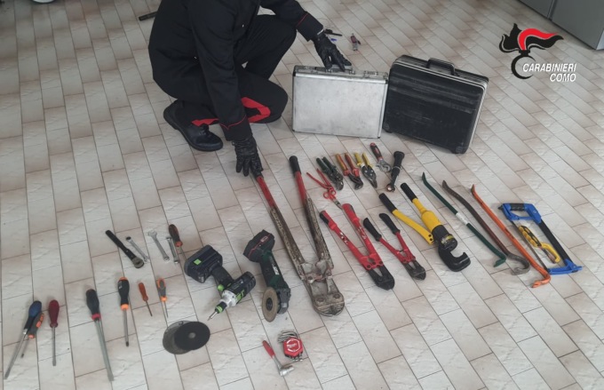 Auto rubata e oggetti da scasso a Bizzarone, sequestrati
