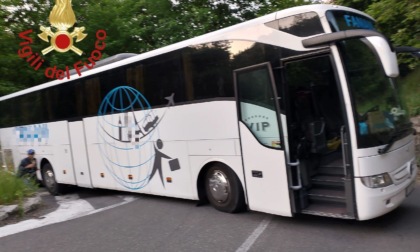 Bus di turisti bloccato sul tornante: strada chiusa per ore