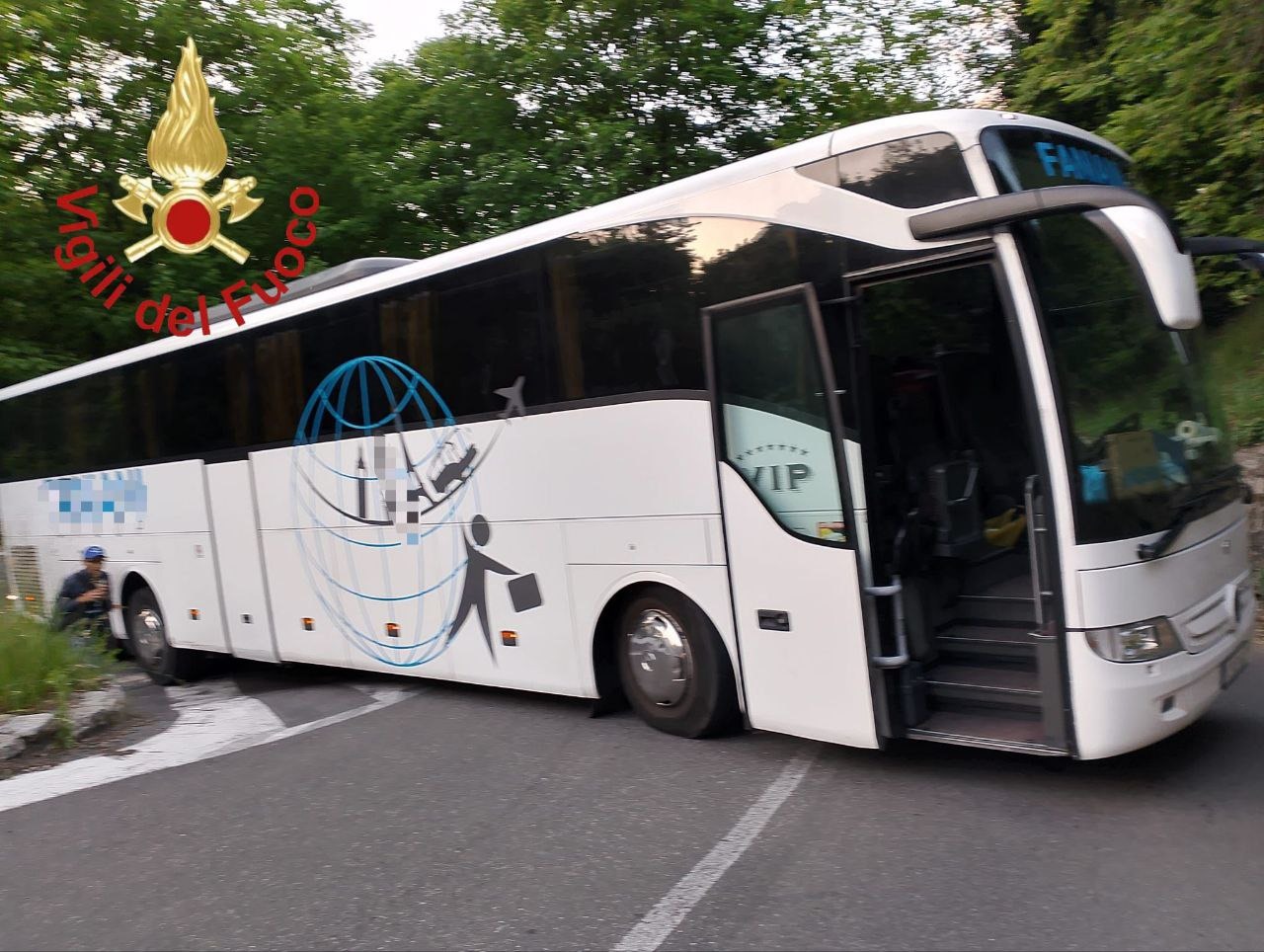 bus turisti bloccato tornante bellagio (1)