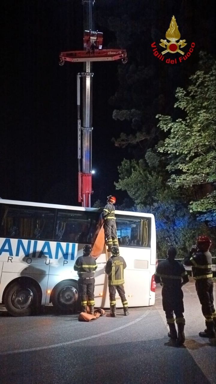 bus turisti bloccato tornante bellagio (2)