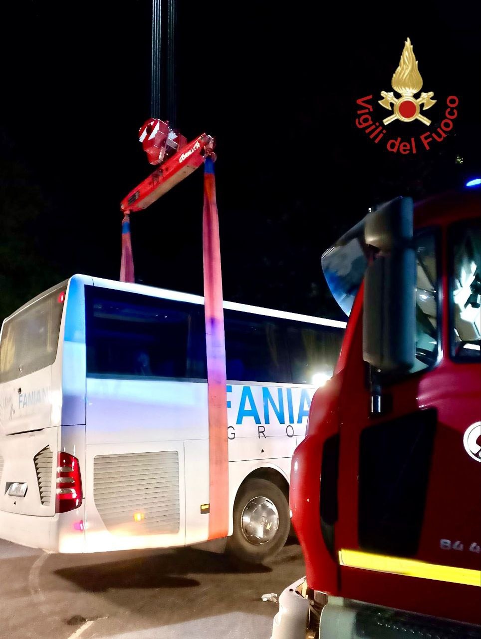 bus turisti bloccato tornante bellagio (3)