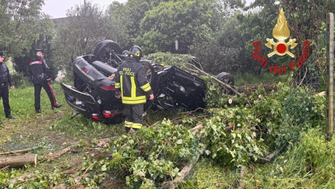Incidente a Fenegrò, morto l’uomo nell’auto ribaltata: era un volontario della Pro loco