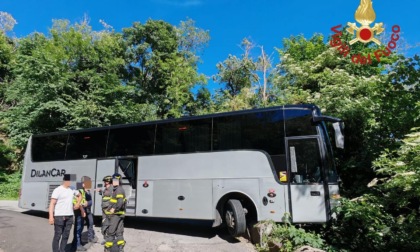 Pullman con una scolaresca fuori strada