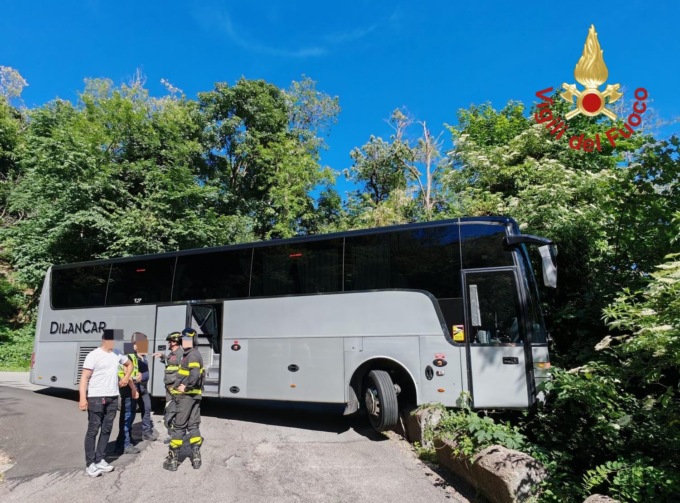 Pullman con una scolaresca fuori strada