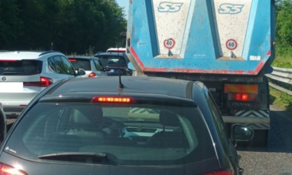 Incidente mortale in Statale 36: moto contro camion, senza scampo motociclista