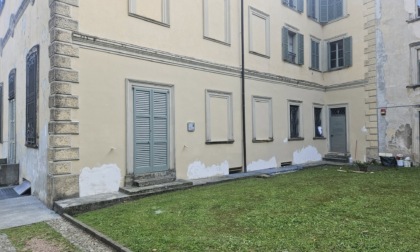 Raid vandalico sulla facciata del Comune: identificati i responsabili
