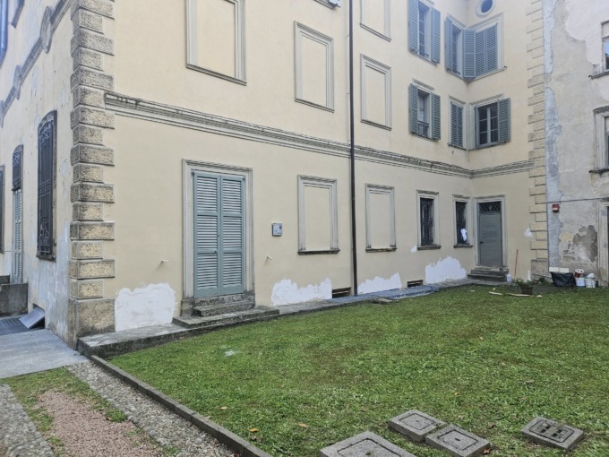 Raid vandalico sulla facciata del Comune: identificati i responsabili
