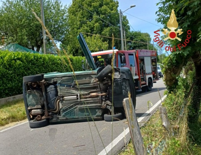 Si ribalta con l’auto: 80enne in ospedale