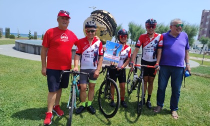 In bici dalle Marche al Ghisallo in ricordo del compagno: l'impresa