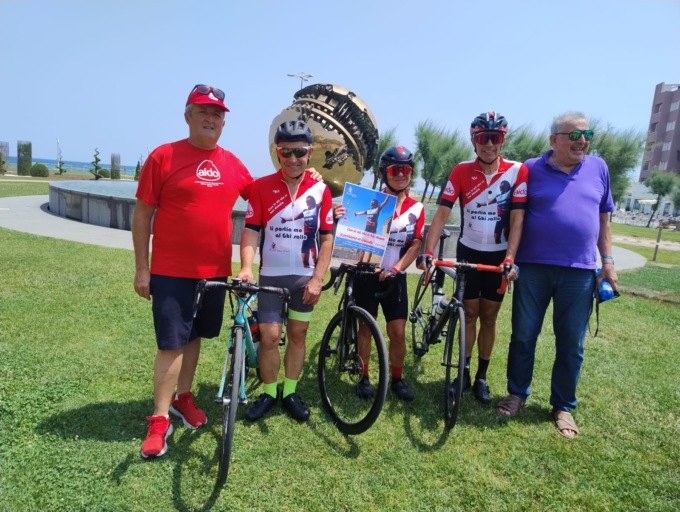 In bici dalle Marche al Ghisallo in ricordo del compagno: l’impresa