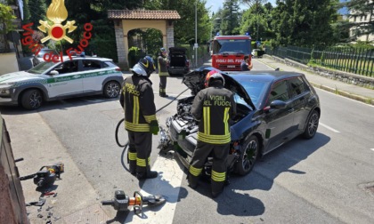Con l'auto elettrica contro il muro: intervengono i Vigili del fuoco