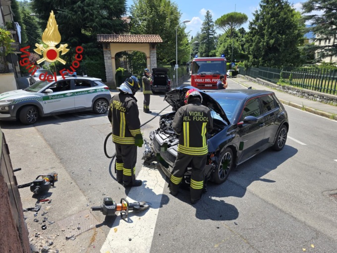 Con l’auto elettrica contro il muro: intervengono i Vigili del fuoco