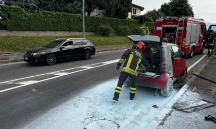 Auto prende fuoco sulla strada provinciale