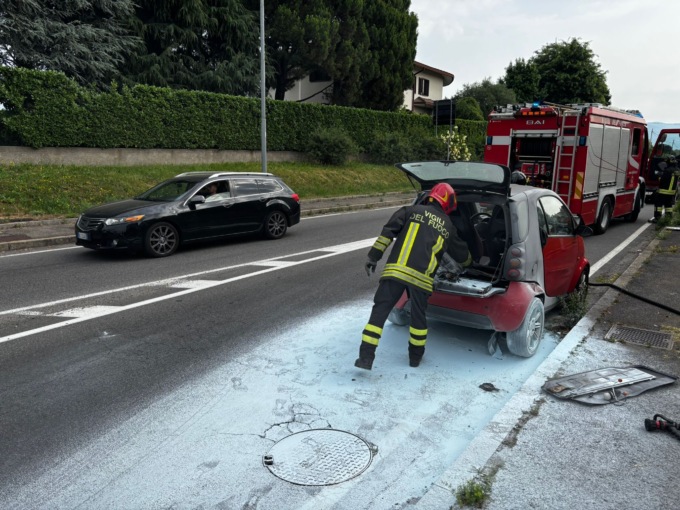 Auto prende fuoco sulla strada provinciale