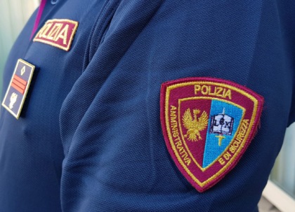 Fermato per un controllo reagisce con violenza, 23enne denunciato
