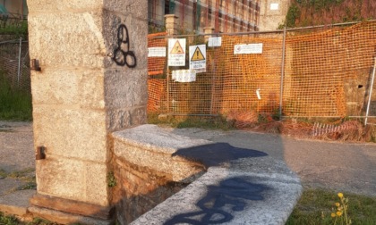 Scritte dei vandali sulle colonne del viale dei Cipressi