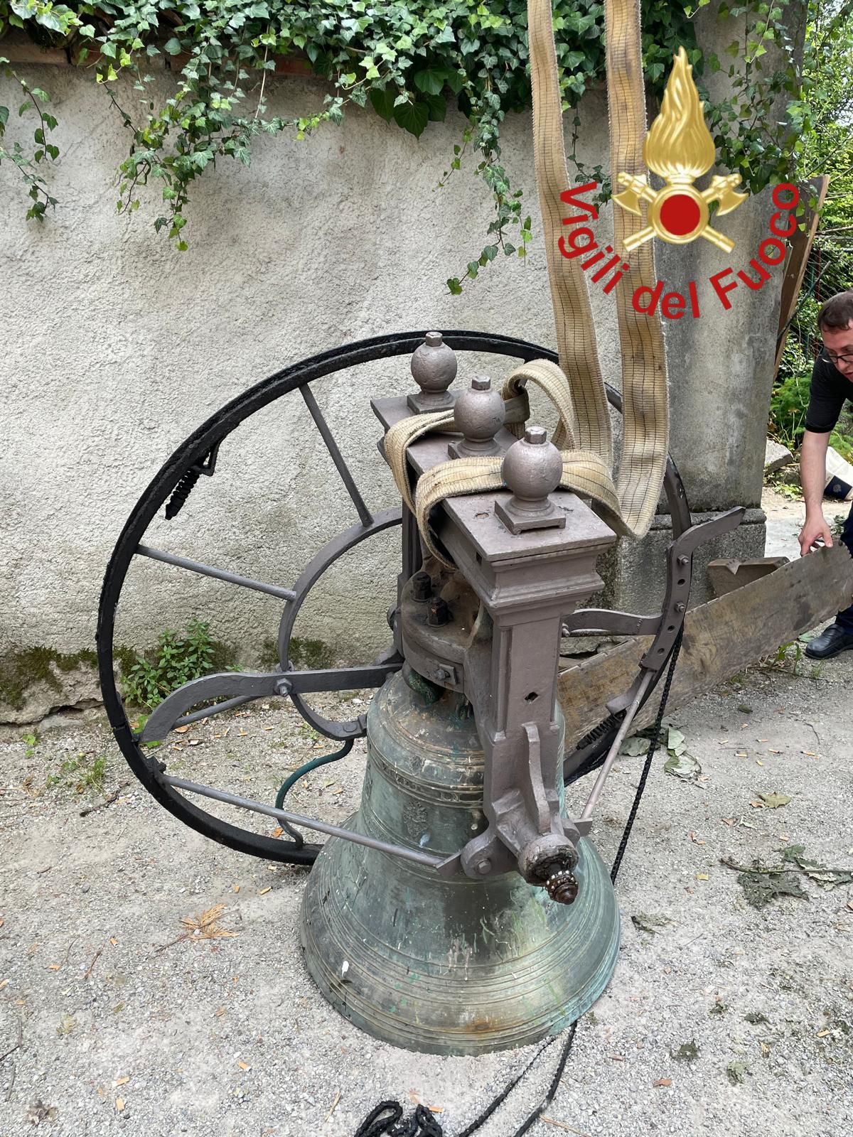 Erba campane rimosse vigili del fuoco chiesa santa maria assunta