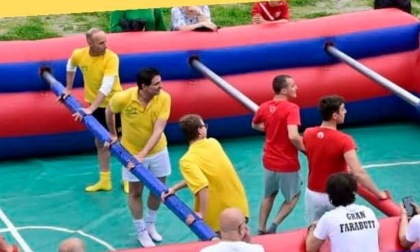 Torneo di calcio balilla umano, tutti in campo a Moltrasio