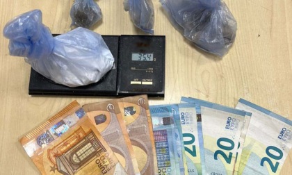 Spaccio nei boschi: arrestati due ragazzi di 26 e 29 anni